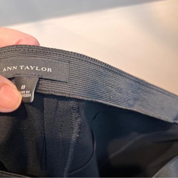 ANN TAYLOR BLACK PENCIL SKIRT. Hidden Elastic Waistband. Back Zipper. Size 8 - Picture 3 of 4